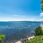 Adriana By Terry's Homes Waterfront Seaview Апартаменты *